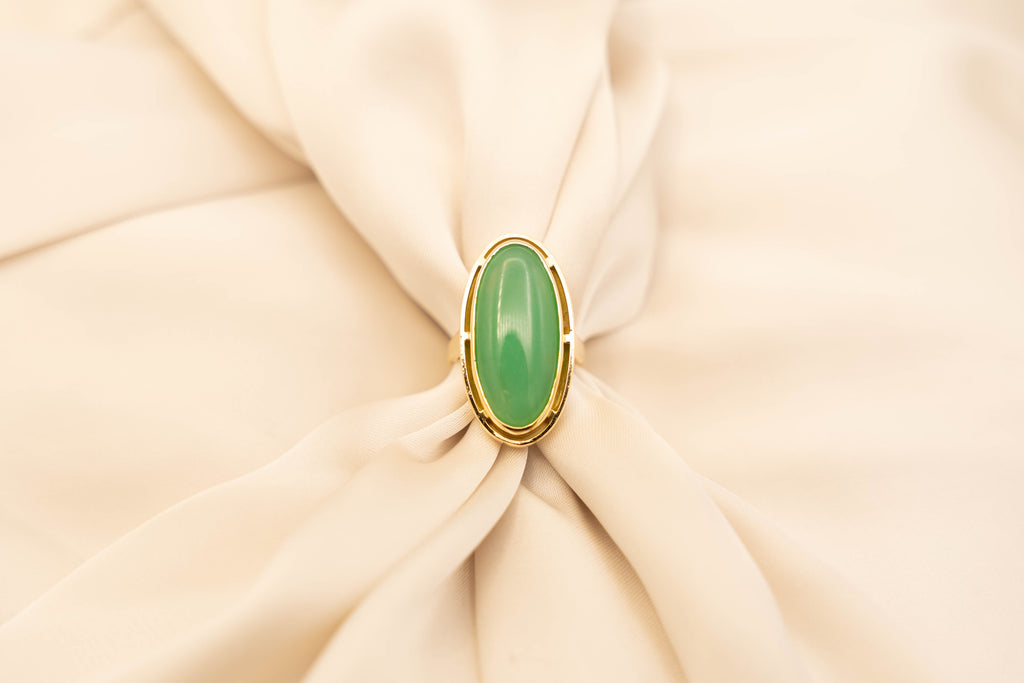 Wat is een Chrysopraas?&nbsp;

Chrysopraas heeft een zuiverende werking op het lichaam en versterkt het immuunsysteem. Helpt om te accepteren wie je bent met al je goede en minder goede eigenschappen. Nodigt je uit om opnieuw contact te maken met je innerlijke kind. Chrysopraas is een steen met een zuiverende en ontgiftende werking.

Goud:&nbsp;18 karaat geelgoud
Totaal gewicht:&nbsp; 5.70 gram
Ringmaat: 15.5
Edelsteen: Chrysopraas
Steengrootte: 23.45x11.25mm
