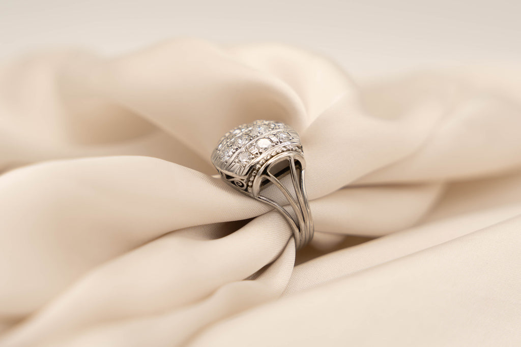 Handgemaakte appliek ring rijk gezet met mooie witte briljanten.

Goud: 14 karaat Witgoud
Totaal gewicht: 5,6 gram
Ringmaat: 18
Grootte ring:n17x16mm
Steensoort: Diamant
Slijpvorm: Briljant
Kleur diamant: Top Wesselton
Diamantgewicht: ± 1.35 caraat
Kwaliteit: SI/P1

Vervangingswaarde: €3950,-